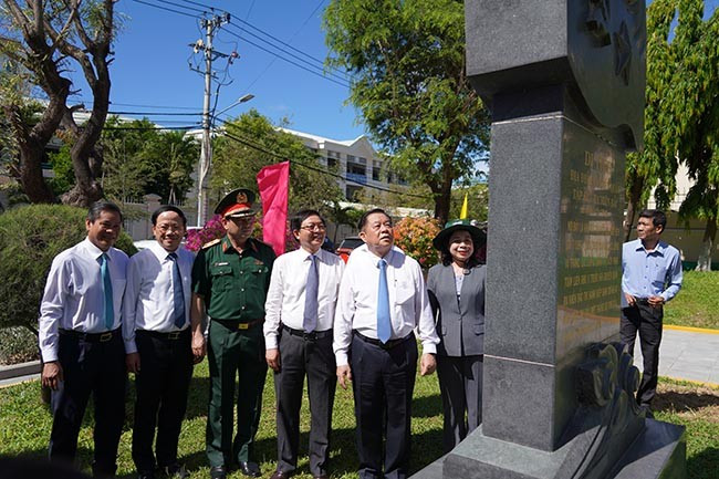Các đồng chí lãnh đạo Trung ương và tỉnh tham quan di tích. Ảnh: N.H Các đồng chí lãnh đạo Trung ương và tỉnh tham quan di tích. Ảnh: N.H
