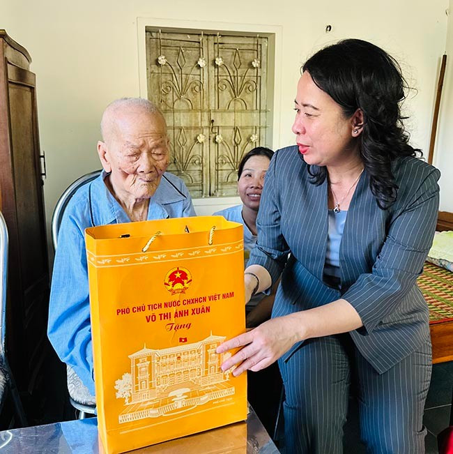 Phó Chủ tịch nước Võ Thị Ánh Xuân thăm, tặng quà gia đình ông Huỳnh Nhành (ở xã Tây Xuân), là cán bộ, chiến sĩ tập kết ra Bắc. Ảnh: C.H Phó Chủ tịch nước Võ Thị Ánh Xuân thăm, tặng quà gia đình ông Huỳnh Nhành (ở xã Tây Xuân), là cán bộ, chiến sĩ tập kết ra Bắc. Ảnh: C.H