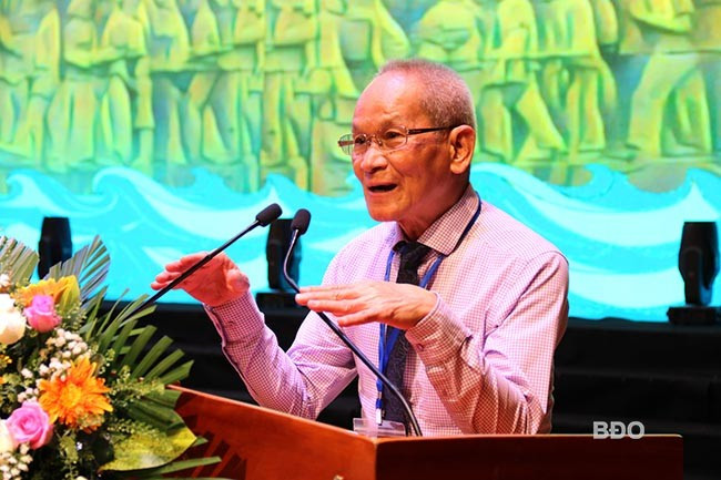 TS Mai Liêm Trực phát biểu về học sinh miền Nam trên đất Bắc. Ảnh: H.THU