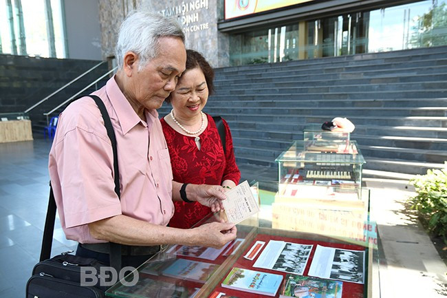 Sáng 15.5, ông Huỳnh Tùng (quê ở thị trấn Diêu Trì, huyện Tuy Phước; học sinh miền Nam tập kết ra Bắc cuối tháng 11.1954; nguyên Viện trưởng Viện kỹ thuật Phòng không - Không quân; đang sống tại TP Hà Nội) cùng vợ đến xem Trưng bày tài liệu lưu trữ “Ký ức thanh xuân tập kết ra Bắc” do Trung tâm Lưu trữ lịch sử tỉnh tổ chức tại Trung tâm Hội nghị tỉnh (TP Quy Nhơn) từ ngày 14 - 17.5. Ảnh: H.THU