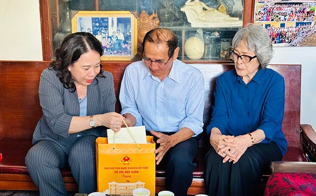 Phó Chủ tịch nước Võ Thị Ánh Xuân tặng quà gia đình Nhà giáo ưu tú Trần Vĩnh Thọ (ở thị trấn Phú Phong), là học sinh tập kết ra Bắc. Ảnh: C.H Phó Chủ tịch nước Võ Thị Ánh Xuân tặng quà gia đình Nhà giáo ưu tú Trần Vĩnh Thọ (ở thị trấn Phú Phong), là học sinh tập kết ra Bắc. Ảnh: C.H