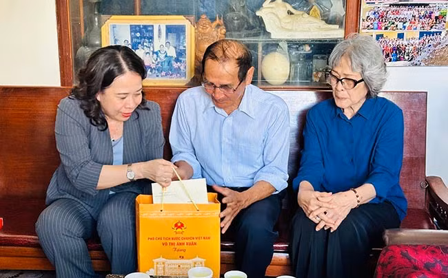 Phó Chủ tịch nước Võ Thị Ánh Xuân tặng quà gia đình Nhà giáo ưu tú Trần Vĩnh Thọ (ở thị trấn Phú Phong), là học sinh tập kết ra Bắc. Ảnh: C.H