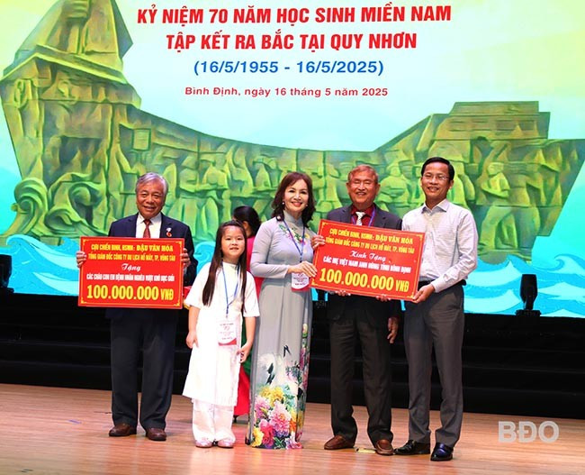 Doanh nhân Đậu Văn Hóa trao 100 triệu đồng cho các Bà mẹ Việt Nam anh hùng, 100 triệu đồng cho các cháu học sinh là con em bệnh nhân nghèo vượt khó học giỏi trên địa bàn tỉnh. Ảnh: H.THU