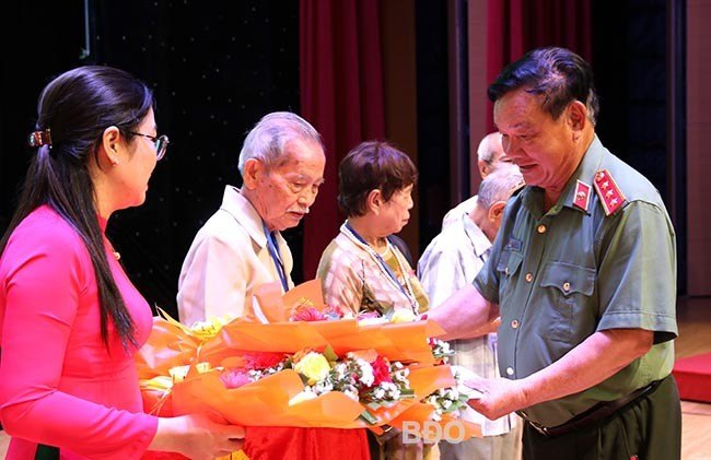 Thượng tướng Nguyễn Khánh Toàn, Trưởng Ban liên lạc học sinh miền Nam Trung ương, trao quà tri ân giáo viên các Trường học sinh miền Nam trên đất Bắc. Ảnh: H.THU