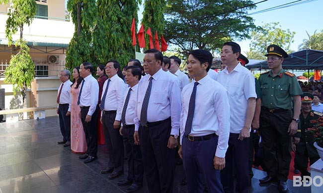 Các đồng chí lãnh đạo tỉnh dâng hoa tại Đài kỷ niệm Cảng Quy Nhơn. Ảnh: N.H Các đồng chí lãnh đạo tỉnh dâng hoa tại Đài kỷ niệm Cảng Quy Nhơn. Ảnh: N.H