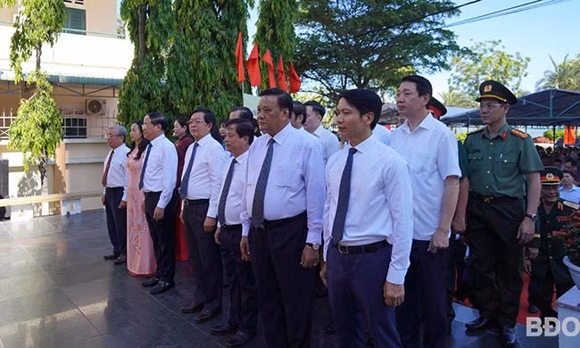 Các đồng chí lãnh đạo tỉnh dâng hoa tại Đài kỷ niệm Cảng Quy Nhơn. Ảnh: N.H