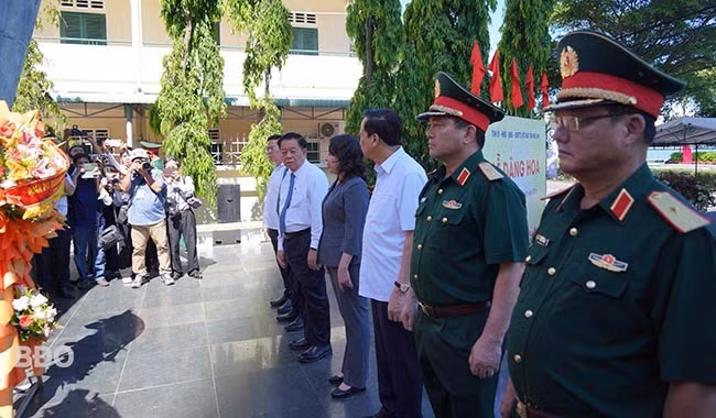 Đồng chí Nguyễn Trọng Nghĩa - Ủy viên Bộ Chính trị, Bí thư Trung ương Đảng, Trưởng Ban Tuyên giáo và Dân vận Trung ương và đồng chí Võ Thị Ánh Xuân - Ủy viên Trung ương Đảng, Phó Chủ tịch nước Cộng hòa XHCN Việt Nam và đại biểu các Bộ, ban, ngành Trung ương dâng hoa trước Đài kỷ niệm Cảng Quy Nhơn. Ảnh: N.H