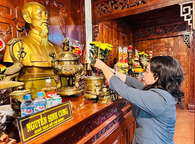 Phó Chủ tịch nước Võ Thị Ánh Xuân dâng hương tại bàn thờ Chủ tịch Hồ Chí Minh tại Khu Tưởng niệm cụ Phó bảng Nguyễn Sinh Sắc. Ảnh: C.H Phó Chủ tịch nước Võ Thị Ánh Xuân dâng hương tại bàn thờ Chủ tịch Hồ Chí Minh tại Khu Tưởng niệm cụ Phó bảng Nguyễn Sinh Sắc. Ảnh: C.H