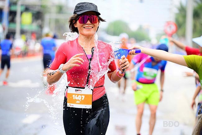 Cuộc đua IRONMAN 70.3 Việt Nam không chỉ là thử thách sức mạnh, sức bền mà còn là hành trình khám phá bên trong chính mình. - Trong ảnh: Chị Ngô Mỹ Liên ở phần thi đấu môn chạy tại IRONMAN 70.3 Việt Nam năm 2025. Ảnh: NVCC Cuộc đua IRONMAN 70.3 Việt Nam không chỉ là thử thách sức mạnh, sức bền mà còn là hành trình khám phá bên trong chính mình. - Trong ảnh: Chị Ngô Mỹ Liên ở phần thi đấu môn chạy tại IRONMAN 70.3 Việt Nam năm 2025. Ảnh: NVCC