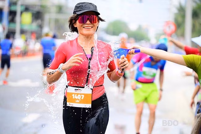 Cuộc đua IRONMAN 70.3 Việt Nam không chỉ là thử thách sức mạnh, sức bền mà còn là hành trình khám phá bên trong chính mình. - Trong ảnh: Chị Ngô Mỹ Liên ở phần thi đấu môn chạy tại IRONMAN 70.3 Việt Nam năm 2025. Ảnh: NVCC