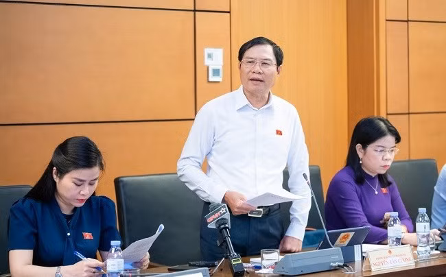 Đại tướng Nguyễn Tân Cương, Thứ trưởng Bộ Quốc phòng phát biểu tại họp tổ chiều 15.5. (Ảnh: Media Quốc hội)