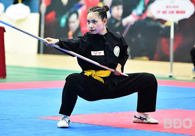 VĐV Nguyễn Thúy Vy thi đấu tự tin bài roi Thái Sơn, giành HCV tại giải đấu. Ảnh: ĐVCC