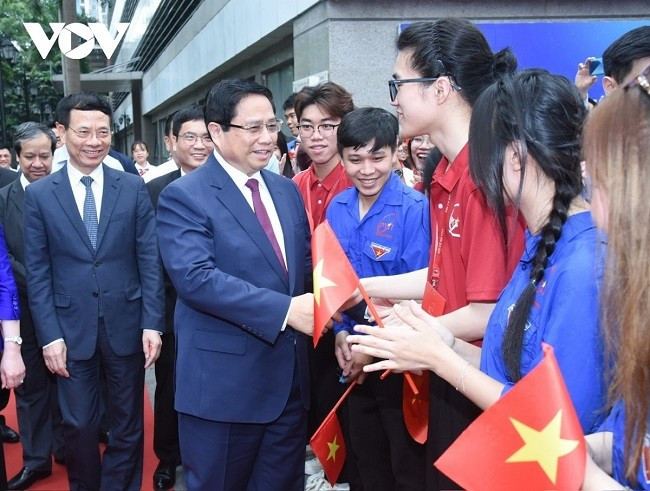 Các sinh viên Học viện Công nghệ Bưu chính Viễn thông chào đón Thủ tướng Phạm Minh Chính và lãnh đạo đảng, nhà nước, Mặt trận tổ quốc Việt Nam tới lễ phát động.