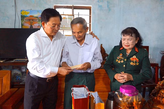 Bí thư Tỉnh ủy Hồ Quốc Dũng (bìa trái) thăm, tặng quà vợ chồng Anh hùng Lực lượng vũ trang nhân dân Nguyễn Bá Phụng và thương binh Ngô Thị Kim Ánh. Ảnh: N.M.