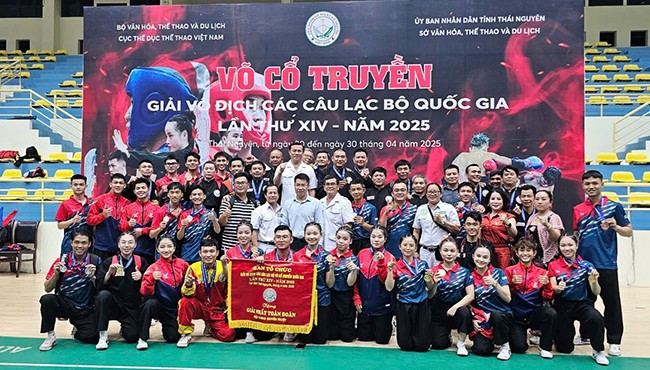 Niềm vui của đoàn Bình Định khi giành giải nhất toàn đoàn ở nội dung quyền thuật tại giải đấu. Ảnh: ĐVCC