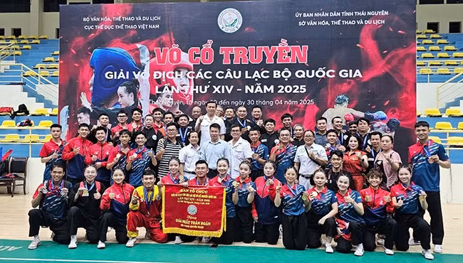 Niềm vui của đoàn Bình Định khi giành giải nhất toàn đoàn ở nội dung quyền thuật tại giải đấu. Ảnh: ĐVCC
