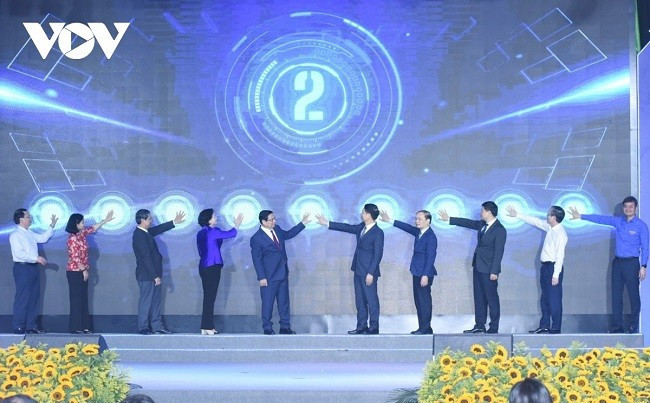 Bấm nút chính thức phát động phong trào "Cả nước thi đua đổi mới sáng tạo và chuyển đổi số".