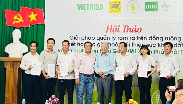 Lãnh đạo VIETRISA trao giấy chứng nhận quyền sử dụng nhãn hiệu “Gạo Việt xanh phát thải thấp” cho các doanh nghiệp. Lãnh đạo VIETRISA trao giấy chứng nhận quyền sử dụng nhãn hiệu “Gạo Việt xanh phát thải thấp” cho các doanh nghiệp.