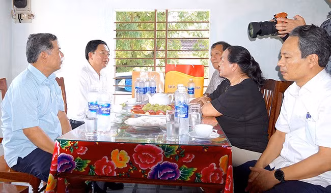 Bí thư Tỉnh ủy Hồ Quốc Dũng thăm gia đình Anh hùng Lực lượng vũ trang nhân dân Lê Đức Cường. Ảnh: N.M.