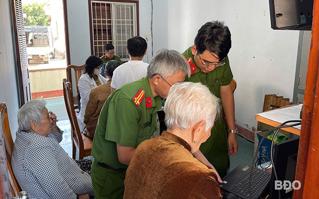 Thu nhận mẫu ADN của thân nhân liệt sĩ. Ảnh: CACC