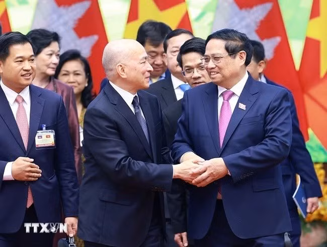 Thủ tướng Phạm Minh Chính tiếp kiến Quốc vương Campuchia Norodom Sihamoni. (Ảnh: Dương Giang/TTXVN)