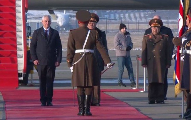 Bộ trưởng Quốc phòng Nga Andrei Belousov (bìa trái) được chào đón khi tới Triều Tiên ngày 29.11 - Ảnh: RBC-Ukraine/Ảnh chụp từ video