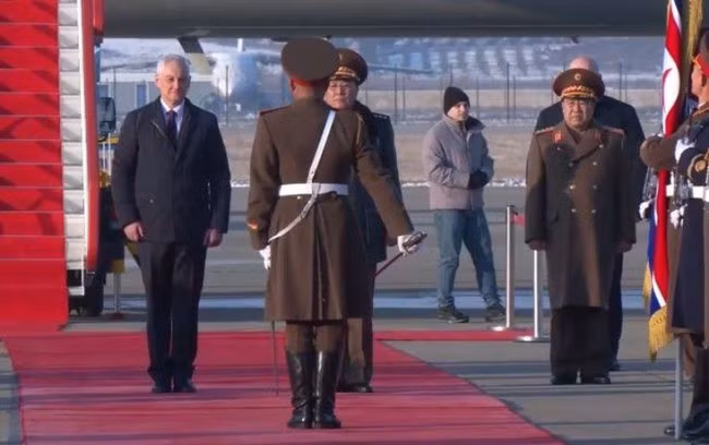 Bộ trưởng Quốc phòng Nga Andrei Belousov (bìa trái) được chào đón khi tới Triều Tiên ngày 29.11 - Ảnh: RBC-Ukraine/Ảnh chụp từ video