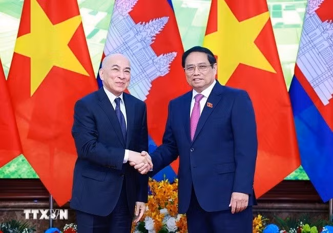 Thủ tướng Phạm Minh Chính tiếp kiến Quốc vương Campuchia Norodom Sihamoni. (Ảnh: Dương Giang/TTXVN)