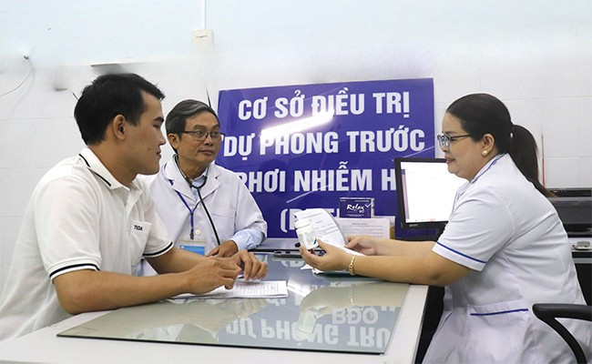 Anh Lê Văn Linh (bìa trái) nhận thuốc điều trị PrEP tại phòng khám điều trị chương trình thuộc Trung tâm Kiểm soát bệnh tật. Ảnh: M.H Anh Lê Văn Linh (bìa trái) nhận thuốc điều trị PrEP tại phòng khám điều trị chương trình thuộc Trung tâm Kiểm soát bệnh tật. Ảnh: M.H