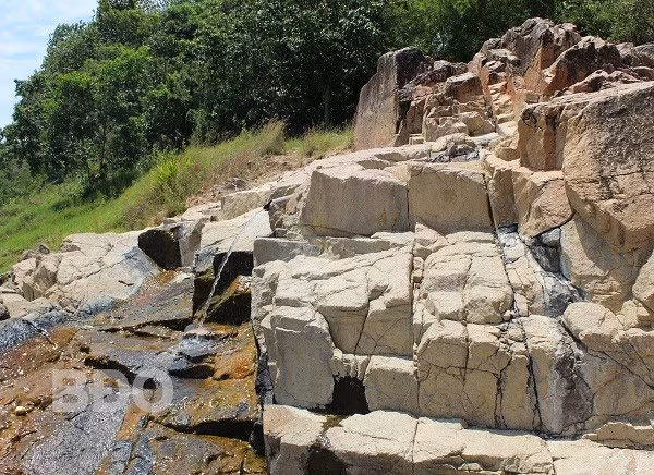 Mạch nước nóng ở thôn Triêm Đức chảy xuyên qua đá.