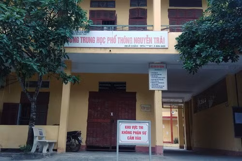 Trường THPT Nguyễn Trãi nằm trên đường Lê Hoàn, TP Thanh Hóa. Trường THPT Nguyễn Trãi nằm trên đường Lê Hoàn, TP Thanh Hóa.