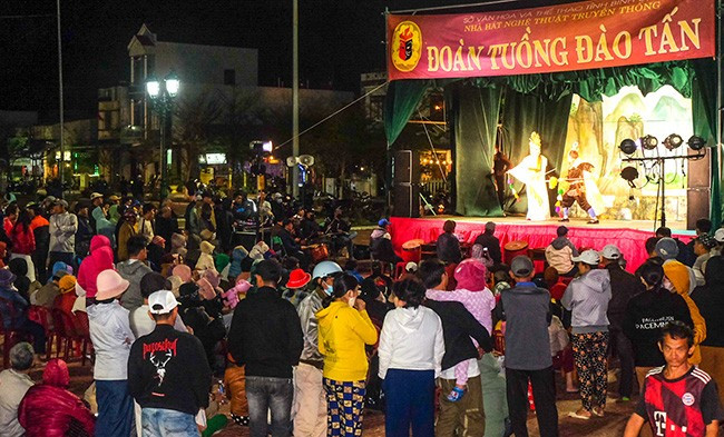Đoàn tuồng Đào Tấn biểu diễn tại xã Nhơn Lý, TP Quy Nhơn. Ảnh: NGỌC NHUẬN Đoàn tuồng Đào Tấn biểu diễn tại xã Nhơn Lý, TP Quy Nhơn. Ảnh: NGỌC NHUẬN