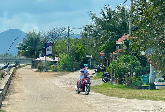 Những con đường bê tông thẳng tắp ở phường Hoài Hương. Ảnh: HẢI YẾN Những con đường bê tông thẳng tắp ở phường Hoài Hương. Ảnh: HẢI YẾN