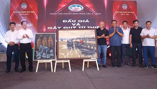 Bức tranh Ký ức Champa và bức tranh Yên ả đầm Thị Nại do UBND tỉnh tặng, được đấu giá thành công với mức giá lần lượt là 239 triệu đồng và 122 triệu đồng.