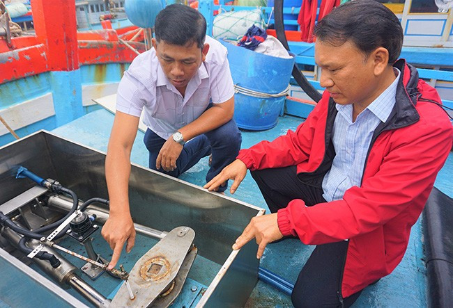 Bộ lái thủy lực điều khiển bằng remote được lắp đặt trên tàu của ông Phan Thanh Long. Ảnh: HƯƠNG GIANG Bộ lái thủy lực điều khiển bằng remote được lắp đặt trên tàu của ông Phan Thanh Long. Ảnh: HƯƠNG GIANG