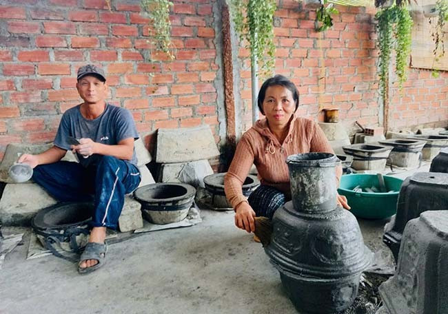 Vợ chồng chị Nguyễn Thị Hồng Công đang làm chậu cảnh tại nhà. Ảnh: Hội LHPN xã Nhơn Phong