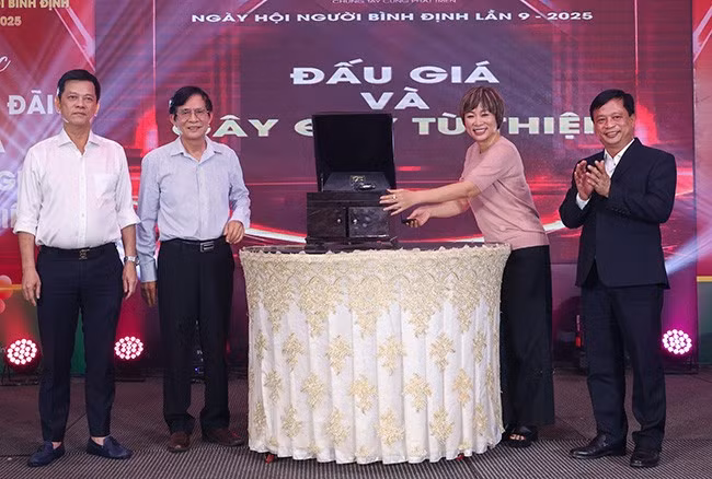 Chiếc máy hát đĩa đá quay tay cổ điển được bà Bùi Thị Thanh Tâm, HTX sản xuất chè tiến vua An Lão, đấu giá thành công 190 triệu đồng.