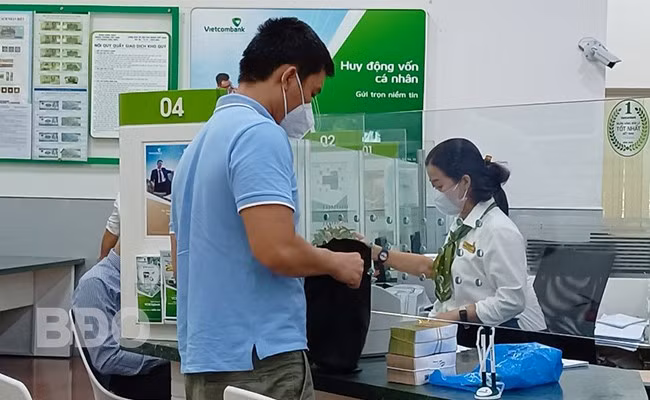 Khách hàng đến giao dịch tín dụng tại Vietcombank Bình Định. Ảnh: TIẾN SỸ