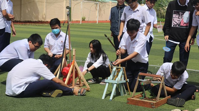 Học sinh lớp 10 chuyên Vật lý với những chiếc “Máy bắn đá” tự thiết kế, tự thi công. Học sinh lớp 10 chuyên Vật lý với những chiếc “Máy bắn đá” tự thiết kế, tự thi công.