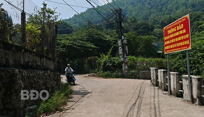 UBND phường Quang Trung dựng bảng thông báo nghiêm cấm lấn chiếm đất đai xây dựng không phép, sai phép tại hẻm 461 đường Tây Sơn (đoạn đi lên núi, thuộc tổ 49, khu phố 5). Ảnh: H.THU