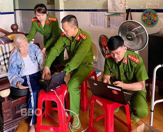 Phòng Cảnh sát quản lý hành chính về trật tự xã hội (CA tỉnh) làm thủ tục cấp thẻ căn cước cho một trường hợp già yếu tại nhà. Ảnh: M.NGỌC
