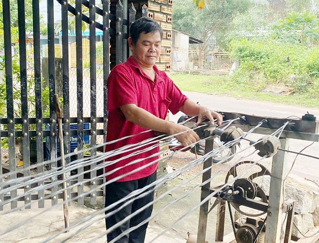 Ông Lê Ngọc Thanh thao tác trên máy se dây. Ảnh: VĂN TỐ Ông Lê Ngọc Thanh thao tác trên máy se dây. Ảnh: VĂN TỐ