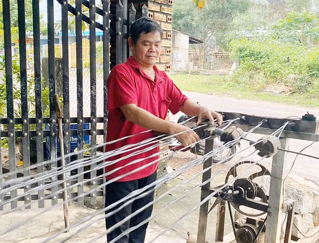 Ông Lê Ngọc Thanh thao tác trên máy se dây. Ảnh: VĂN TỐ Ông Lê Ngọc Thanh thao tác trên máy se dây. Ảnh: VĂN TỐ