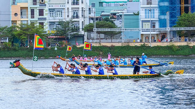 Các đội tranh tài sôi động, hấp dẫn tại Giải đua thuyền Đại hội TDTT TP Quy Nhơn lần thứ X - năm 2025. Ảnh: NGUYỄN DŨNG