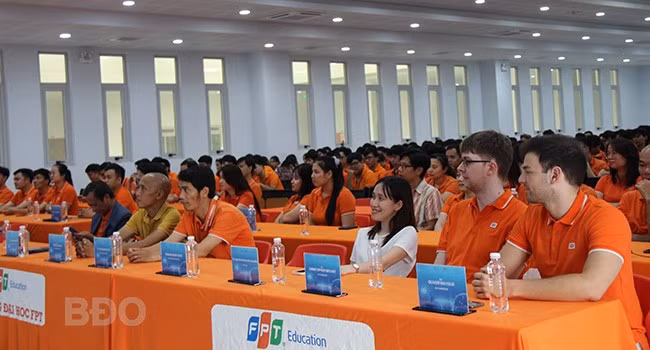 Quang cảnh đại biểu, sinh viên tham dự Lễ công bố hợp tác đào tạo giữa Trường Đại học FPT Quy Nhơn và Công ty FPT Software Quy Nhơn. Ảnh: AN