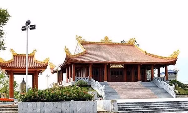 Nhà tưởng niệm 60 liệt sĩ TNXP Đại đội 915 tại Khu di tích. Ảnh: TH