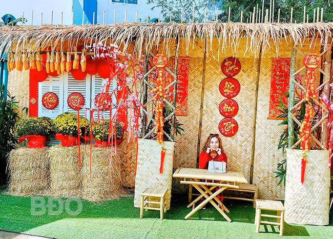 Khách check-in tại quán cà phê Book. Ảnh: H.THU