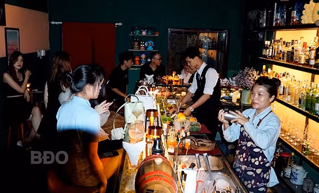Các quán cocktail bar trong lòng phố biển Quy Nhơn đang dần quen thuộc với người dân bản xứ, là điểm đến thú vị của du khách gần xa. Ảnh: K.A