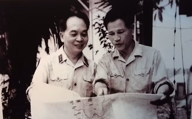 Đại tướng Võ Nguyên Giáp và Đại tướng Nguyễn Chí Thanh (phải) trao đổi tình hình chiến sự chiến trường miền Nam ngày 5.7.1967. Ảnh tư liệu