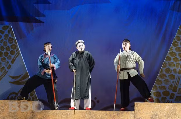 NSƯT Nguyễn Đức Khanh (giữa) trong vở “Quan khiêng võng”.